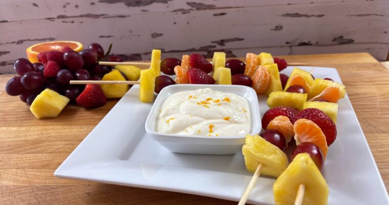 Deliciosos Pinchos de Frutas Frescas con Dip de Yogurt Griego