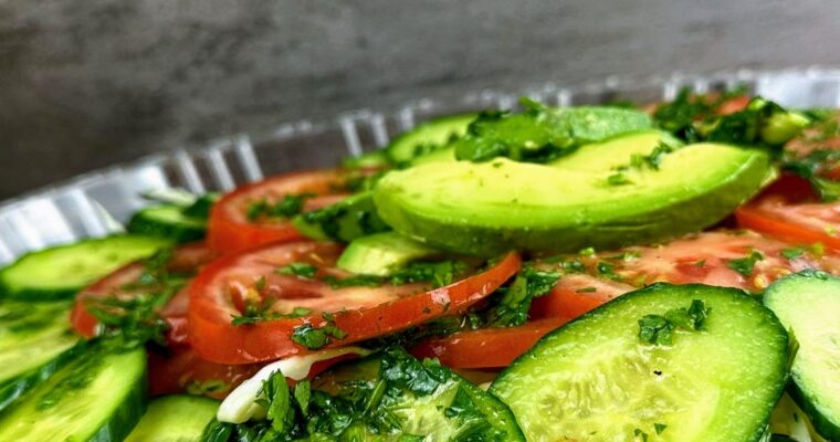 Ensalada de Repollo con Tomate, Aguacate y Pepino