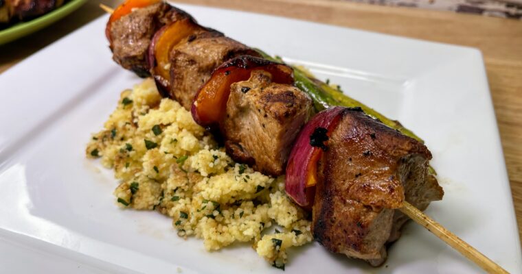 Como Hacer Pinchos de Lomo de Cerdo con Couscous y Espárragos