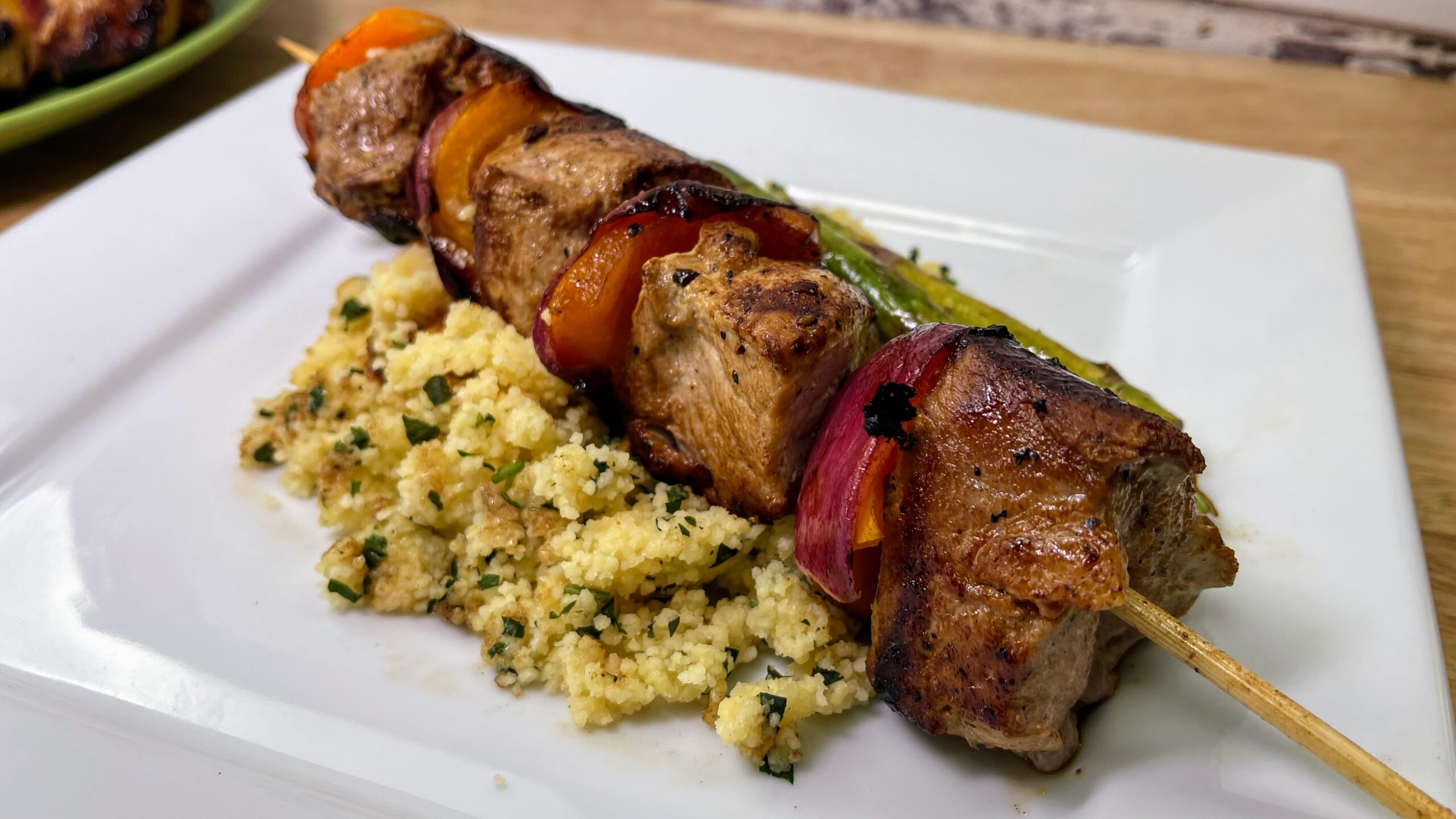 Como Hacer Pinchos de Lomo de Cerdo con Couscous y Espárragos