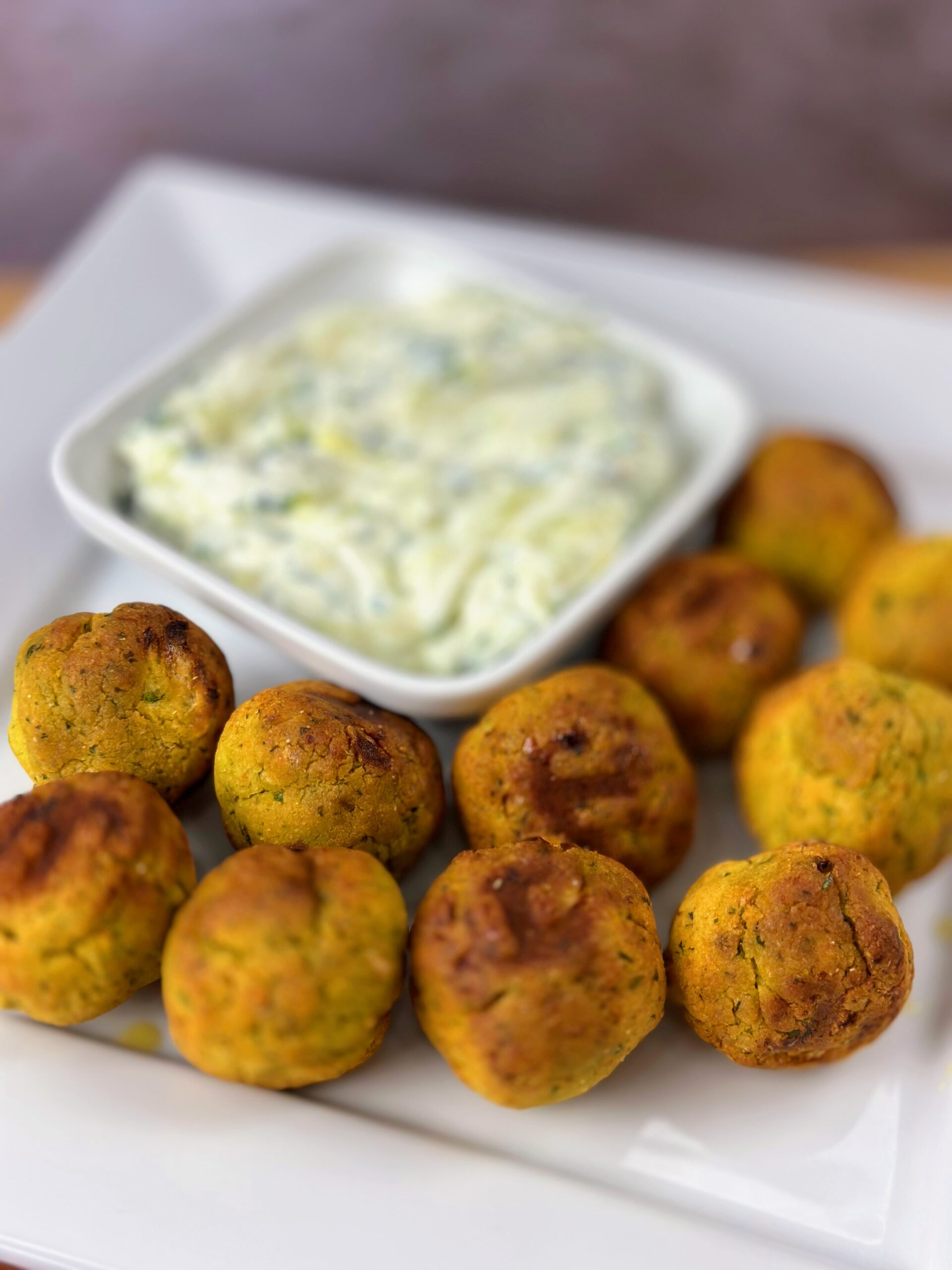 Falafel en el Air Fryer con Salsa de Yogurt Griego o Tzazitki