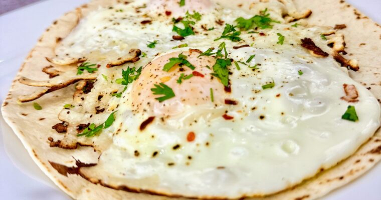Receta de Desayuno Saludable: Huevos Fritos con Queso Fresco y Aguacate – Paso a Paso