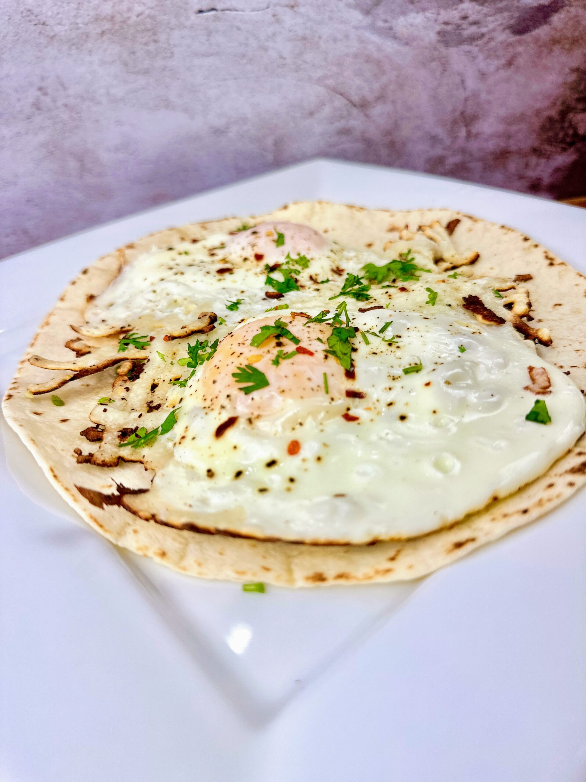 Receta de Desayuno Saludable: Huevos Fritos con Queso Fresco y Aguacate – Paso a Paso