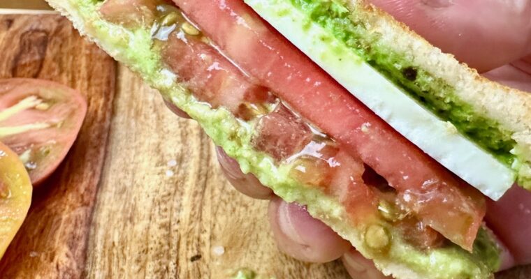 El Irresistible Encanto del Sándwich de Tomate con Queso Fresco y Salsa Verde de Cilantro y Perejil