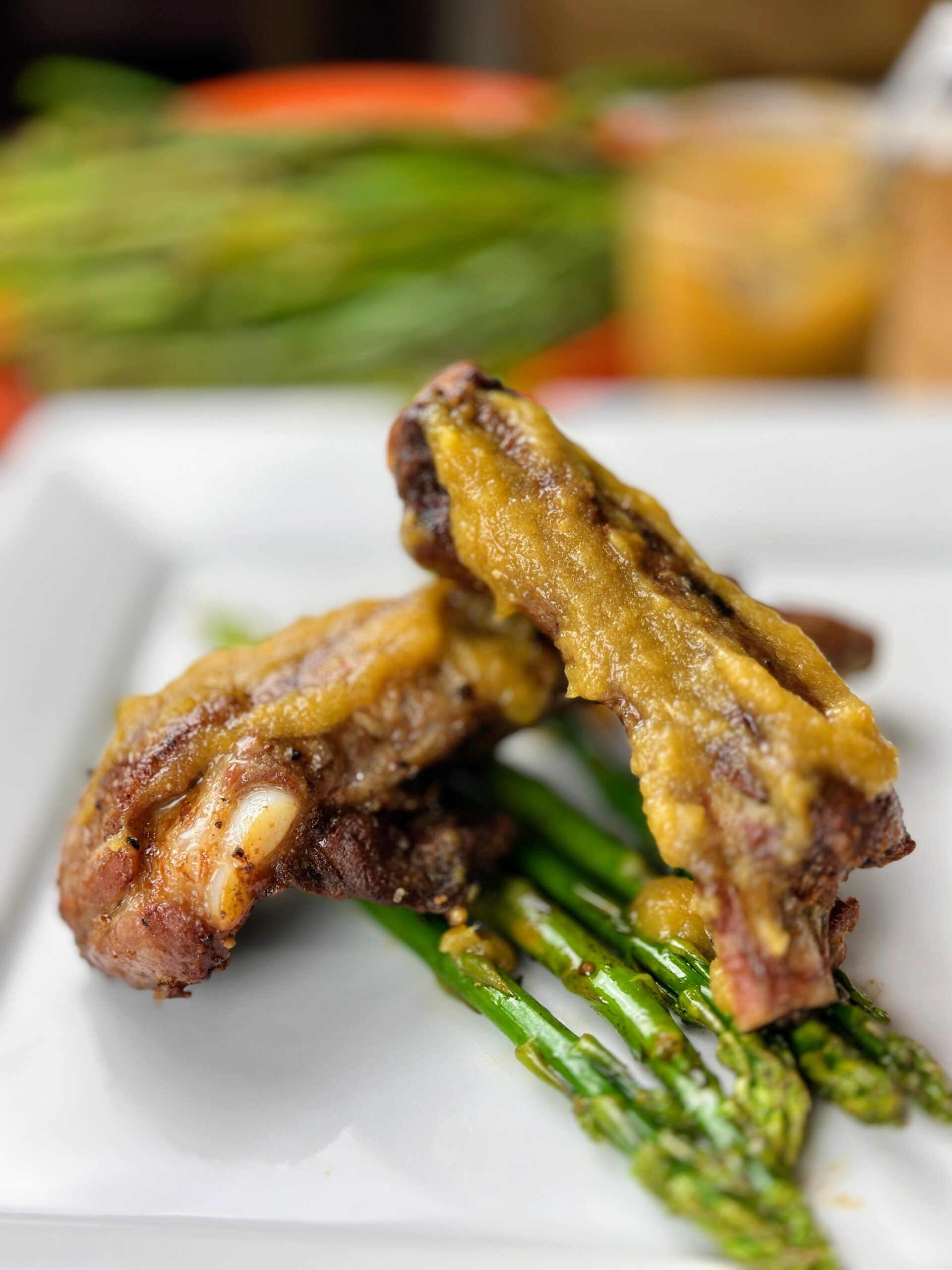 Costillas de Cerdo con Salsa de Piña y Espárragos