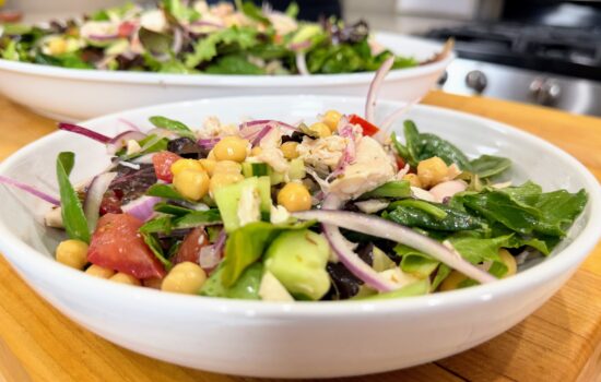 Ensalada Mediterránea con Garbanzos y Pollo Rostizado