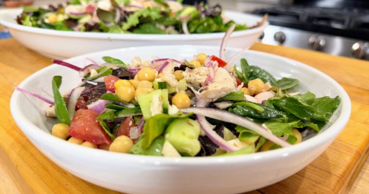 Ensalada Mediterránea con Garbanzos y Pollo Rostizado