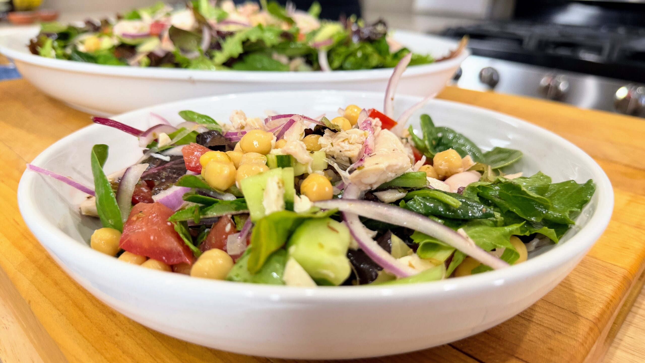 Ensalada Mediterránea con Garbanzos y Pollo Rostizado