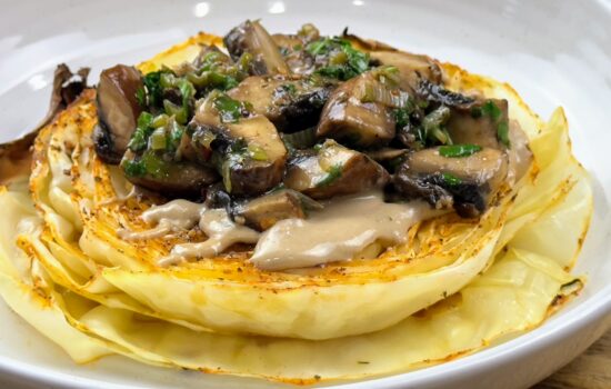 Steak de Repollo con Salsa de Tahini