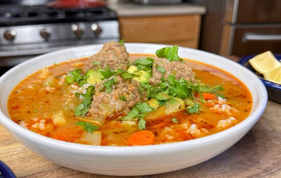 Caldo de Albóndigas Estilo Mexicano